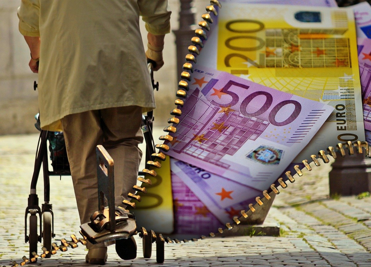 old people pensioners pension money 1553351
