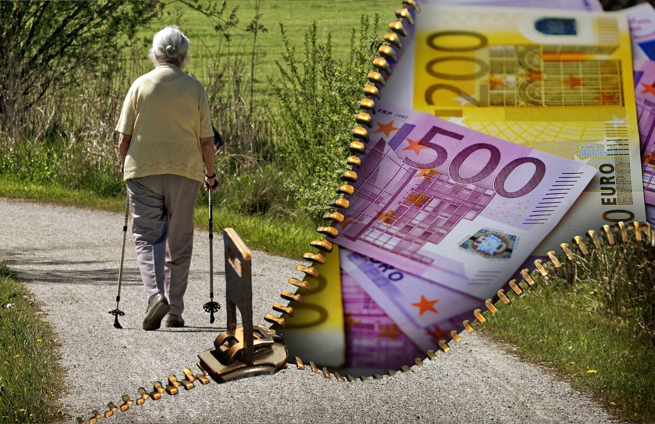 old people pensioners pension money 1553352